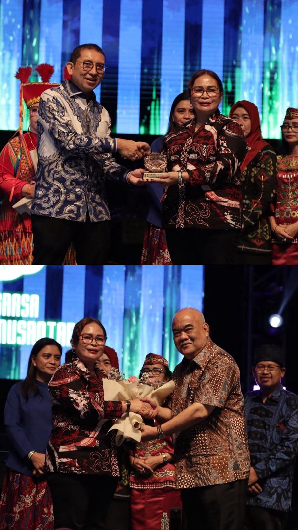 Pemberian Plakat dari Taman Budaya Yogyakarta untu seluruh kontingen